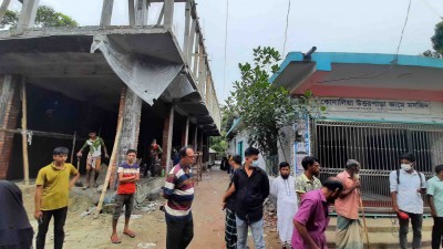 বাগেরহাটে সরকারি রাস্তা দখল করে ভবন নির্মানের অভিযোগ, ক্ষুদ্ধ এলাকাবাসি বাগেরহাটে সরকারি রাস্তা দখল করে ভবন নির্মানের অভিযোগ, ক্ষুদ্ধ এলাকাবাসি